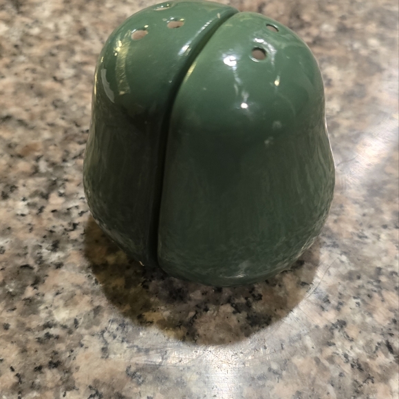 Cute avocado salt and pepper shakers new in box - Picture 2 of 6